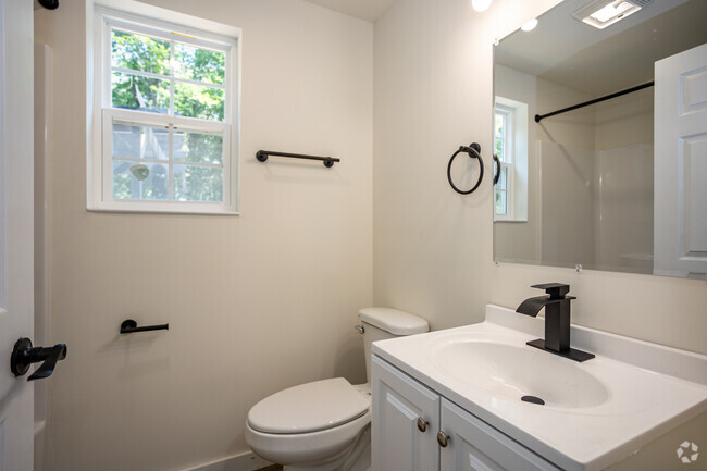 3BR, 2BA - 1,000SF - Second Bathroom - Lakeway Apartments