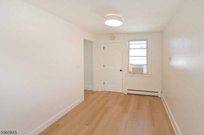 Foto del edificio - 244 Van Winkle Ave