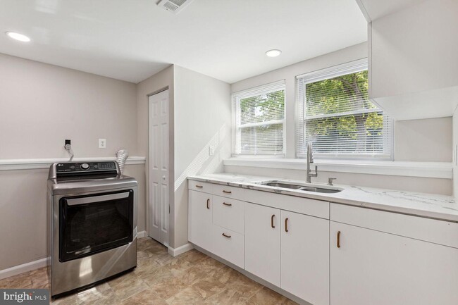 Building Photo - 9530 Glen Oaks Ln