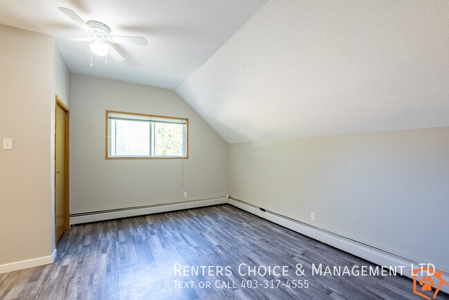 Photo du bâtiment - MAIN FLOOR UNIT With Assigned Parking and Onsite Laundry