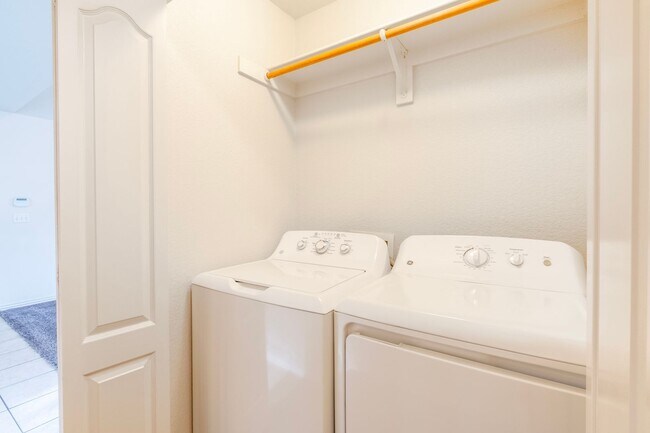 Foto del edificio - 3 bed, 2 bath Condo - MOVE IN SPECIAL!!!!