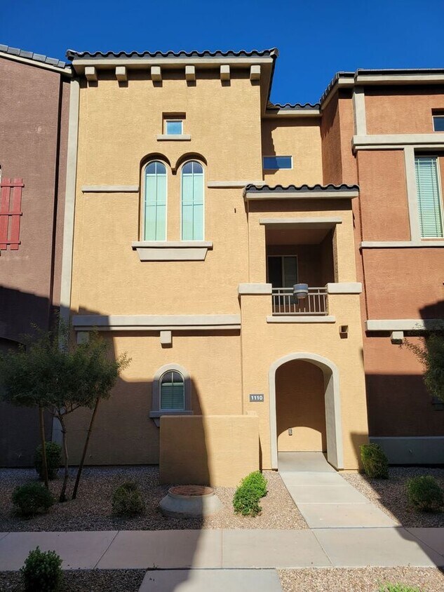 Primary Photo - 240 W Juniper Ave