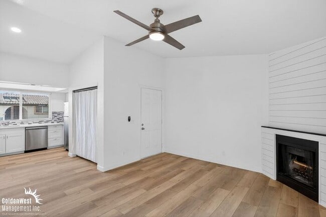 Photo - Stylish 2Bdm 1Ba Apartment with Fireplace in Phoenix - MI Special!
