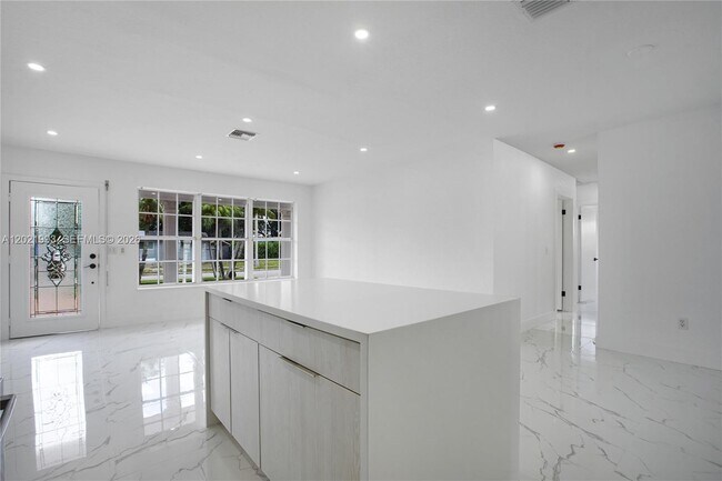 Building Photo - 630 W 72nd Pl