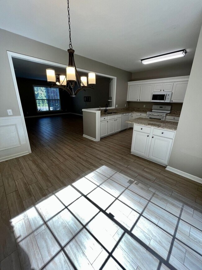 Building Photo - 3 Bedroom Townhome in Brentwood