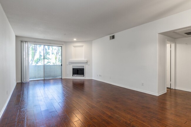 Building Photo - 16940 Chatsworth St