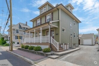 Building Photo - 32 Maple St