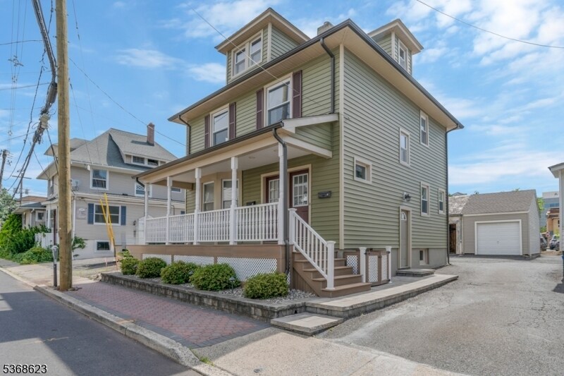 Primary Photo - 32 Maple St