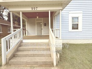 Building Photo - 997 S Willett St
