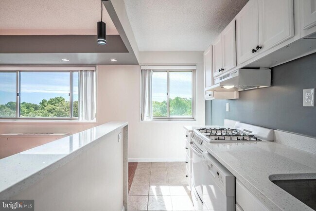 Foto del edificio - 2500 N Van Dorn St