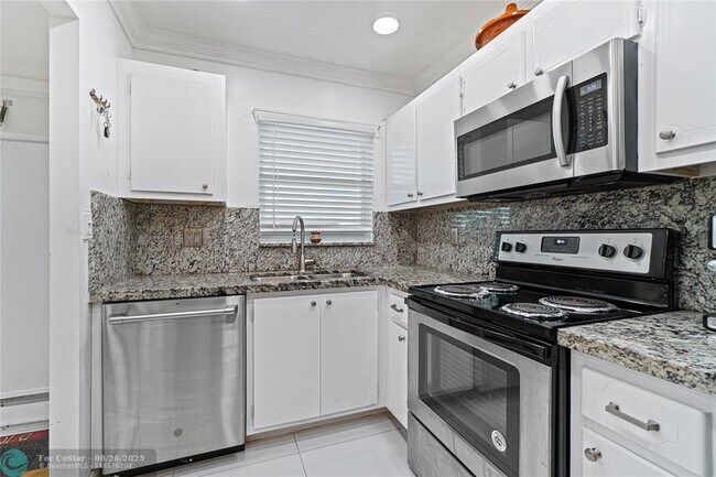 Foto del edificio - 8220 Sunrise Lakes Blvd