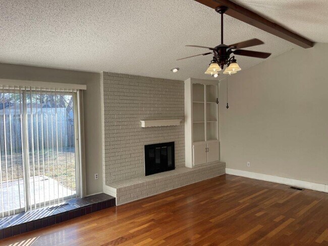Foto del edificio - 3 bed 2 bath, 2 car with wood floors, fenc...