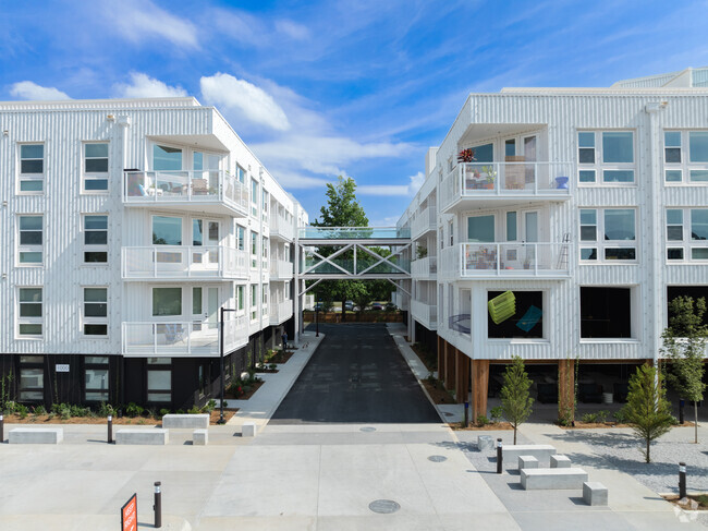 Puente aéreo - The Goat Farm Apartments