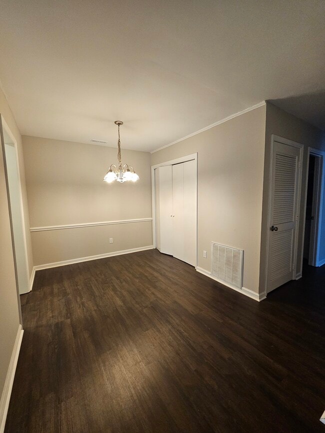 Spacious dining nook - 4840 N New Hope Rd