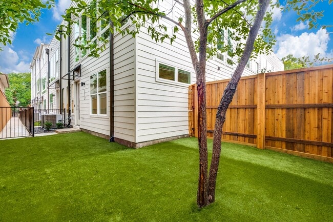 Tucked away Lakewood Gem, 2 story townhome, Walkable area! - Tucked away Lakewood Gem, 2 story townhome, Walkable area!