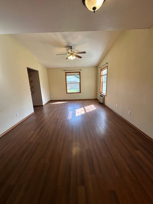 Building Photo - 1814 N Medina St