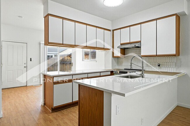 Foto del edificio - Beautiful Townhome With Garage and Central AC