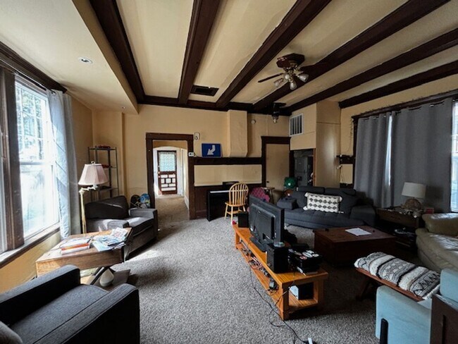 Foto del edificio - 7 Bedroom House close to Shopping and What...