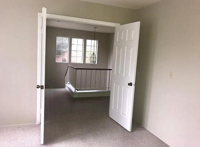 Foto del edificio - 4 bed 2.5 bath house. built 1989