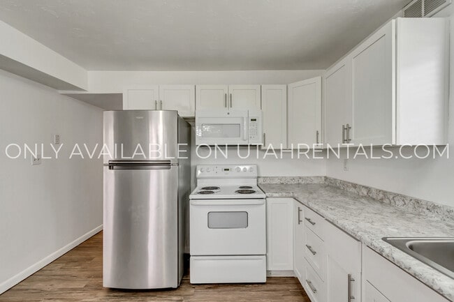 Building Photo - 398 W State St