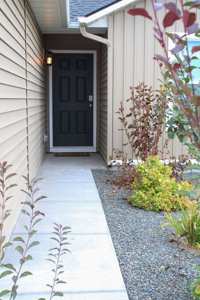 Building Photo - Executive Rental!