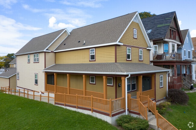 Casas adosadas - Rooted & Rising Apartments & Townhomes