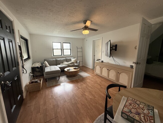 Foto del edificio - 295 E Whittier St