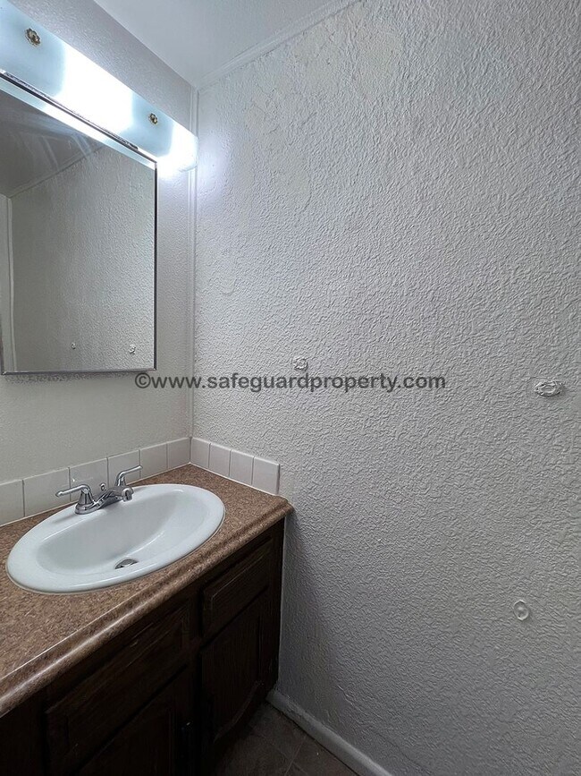 Foto del edificio - Spacious 3 Bedroom Multi-Level Townhome in...