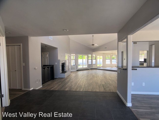 Building Photo - 4 br, 2.5 bath House - 805 Vista Via Drive