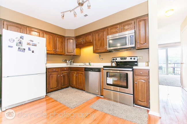 Building Photo - 1330 N La Salle Dr