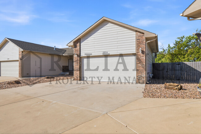 Building Photo - 2204 E Quivira St