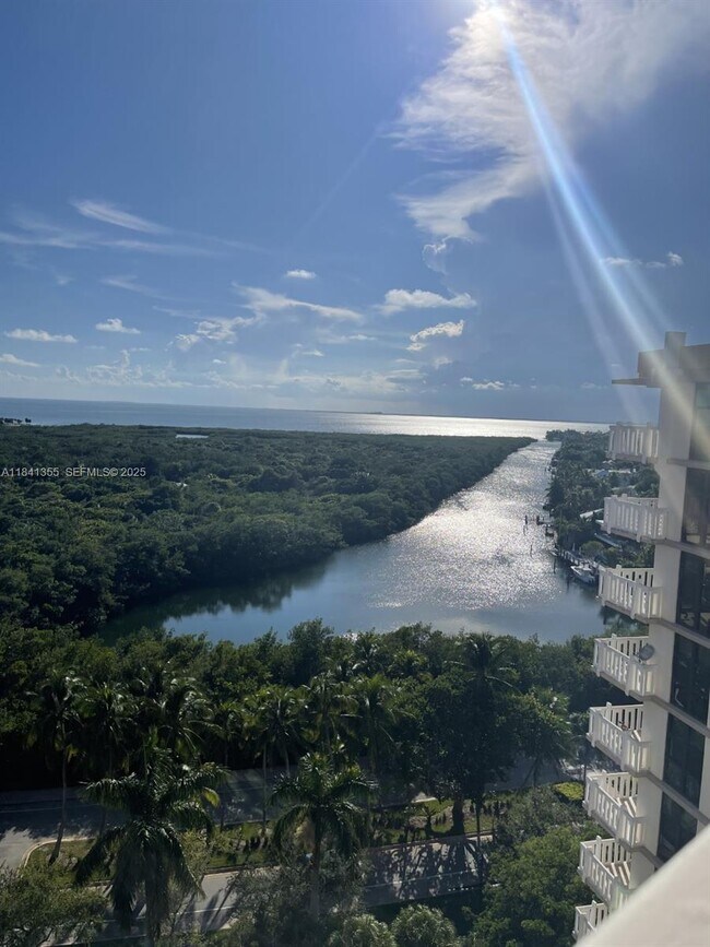 Foto del edificio - 1121 Crandon Blvd