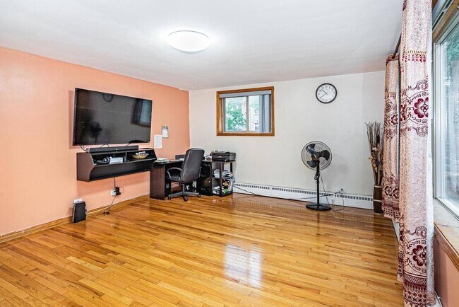 Foto del edificio - 2245 W Farwell Ave