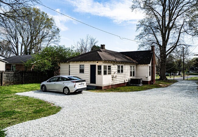 Building Photo - 1/2 MONTH OFF * 2-Bed 1 bath | 5 Minutes to Downtown Kannapolis