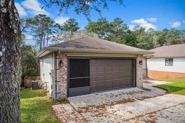 Building Photo - Updated in home in convenient location!!