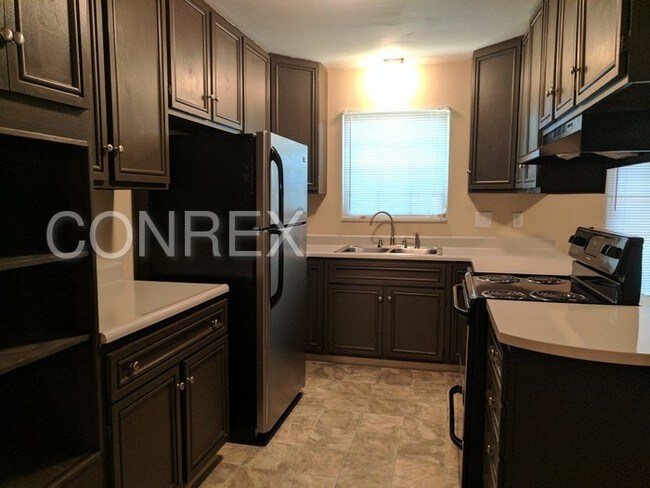 Building Photo - 984 Crestwood Hills Dr
