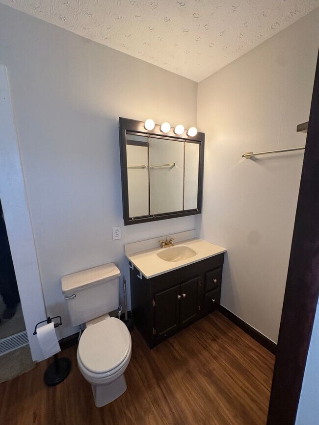 Foto del edificio - Beech Grove Downtown 3 BR/2BA single family home for rent, large deck and fenced yard with livabl...