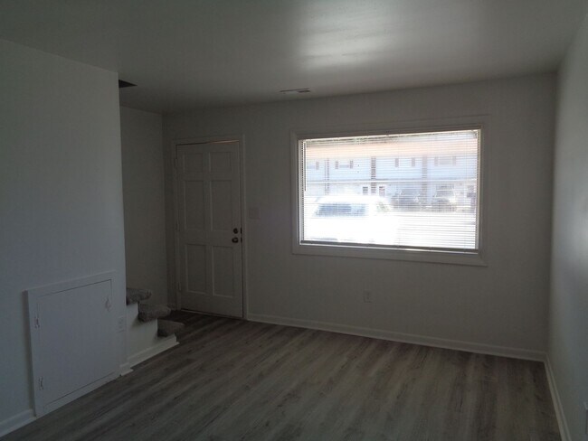 Building Photo - Remodeled One Bedroom Townhouse Apartment ...
