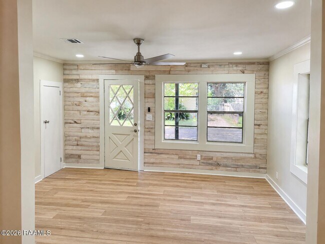 Building Photo - 303 Thelma Dr