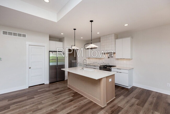 Building Photo - 5901 NE Sherman Dr