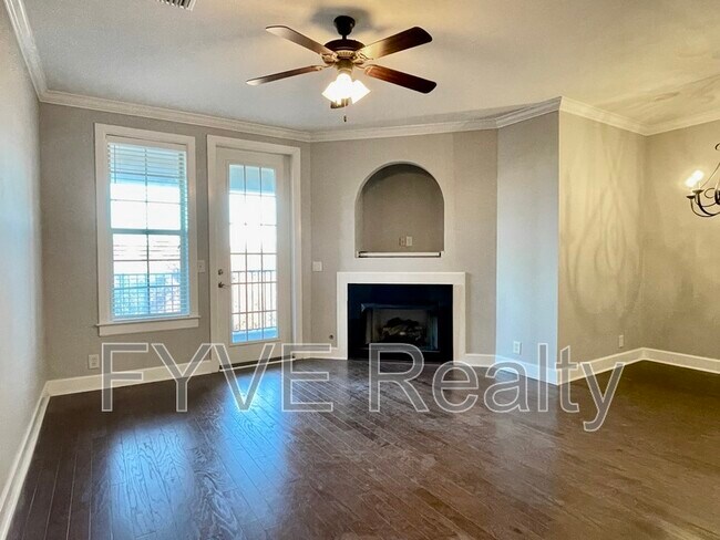 Building Photo - 307 Seven Springs Way