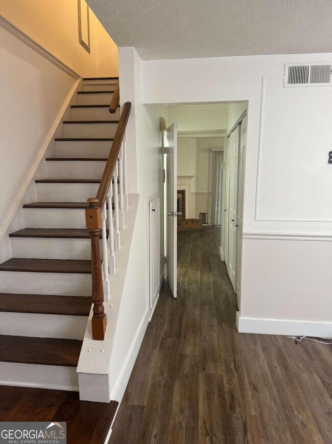 Building Photo - 8827 Applegate Ln