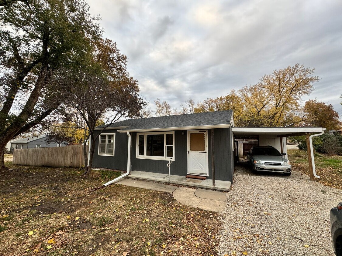 Primary Photo - 3 Bedroom Home in Excellent West Side Loca...