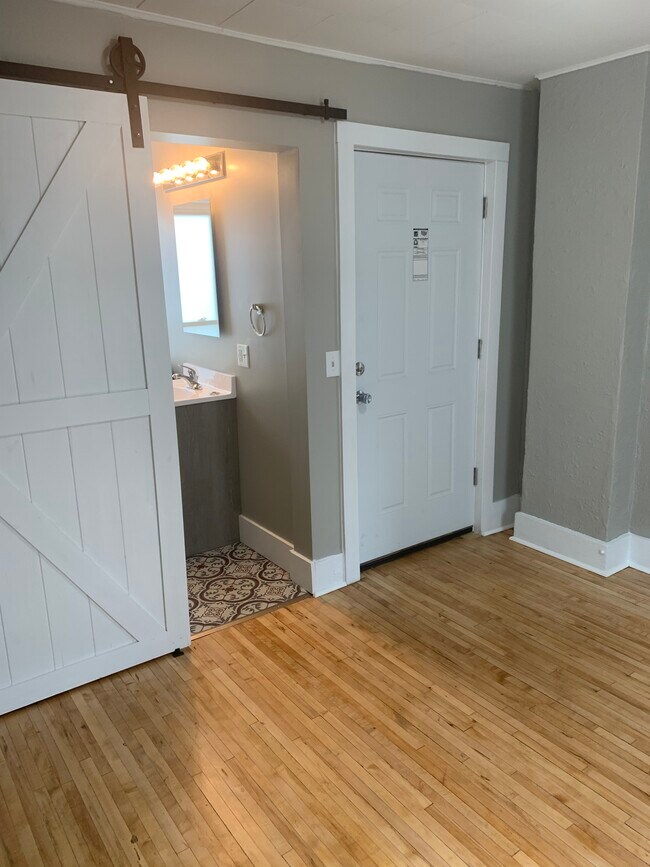 Unidad 2: Puerta corrediza tipo granero al baño. - 516 N Broad St