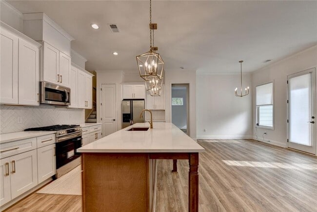 Building Photo - 1329 Davis St