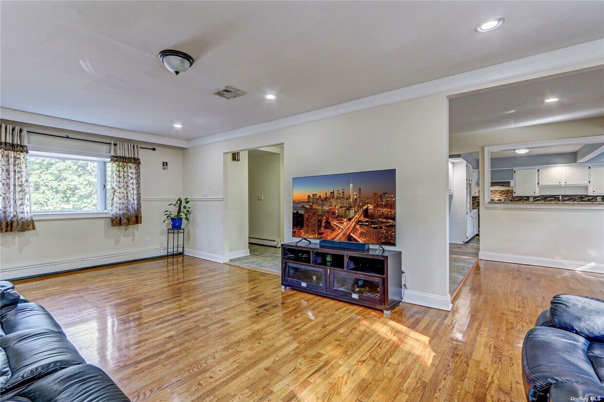 5 Tennis Ct Unit 1, Plainview, NY 11803 Apartments in Plainview, NY