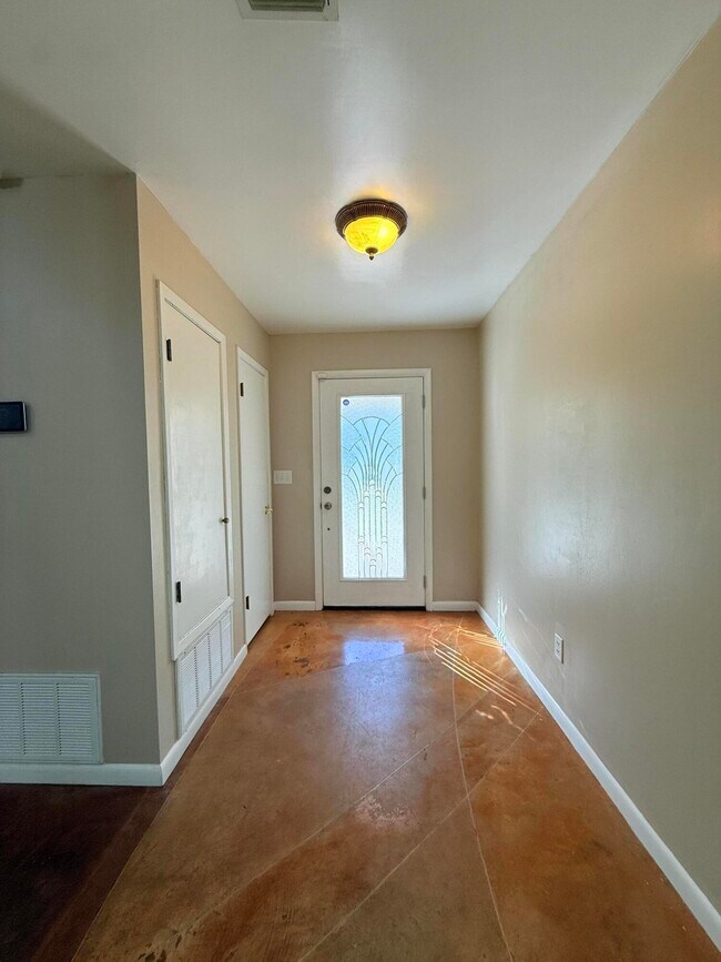 Foto del edificio - 255 Ridge Lake Rd