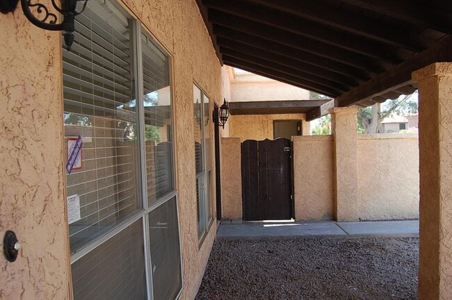 Building Photo - 735 N Arrowhead Dr