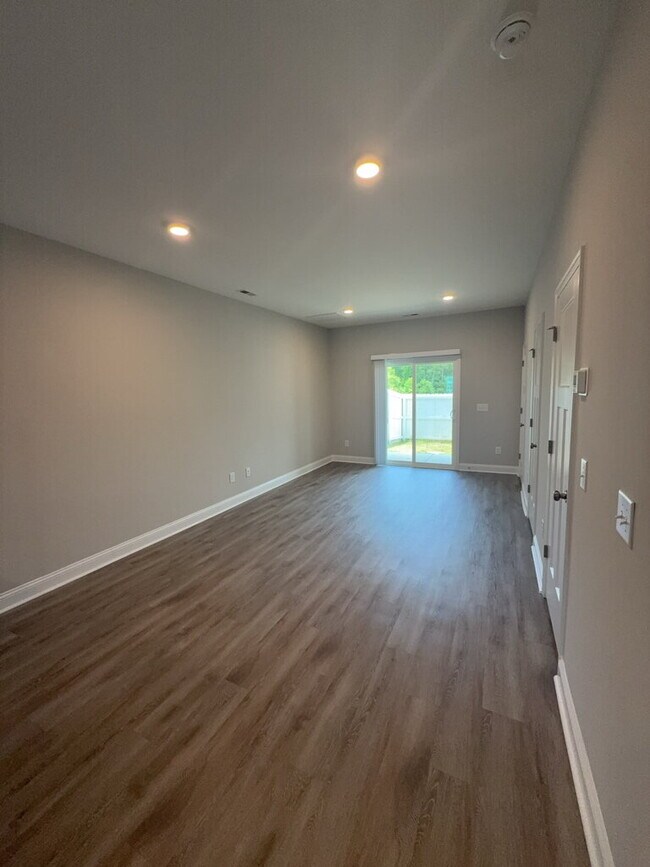 Foto del edificio - Two Bedroom Two and a half Bathroom Townhome located in Hubert!