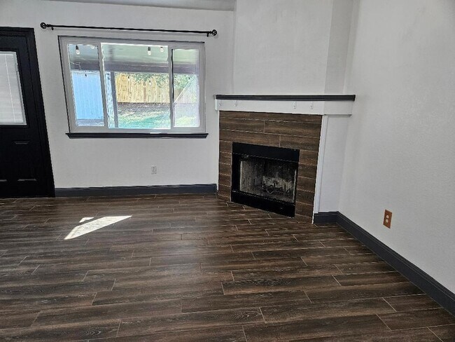 Building Photo - 214 Maple Ln